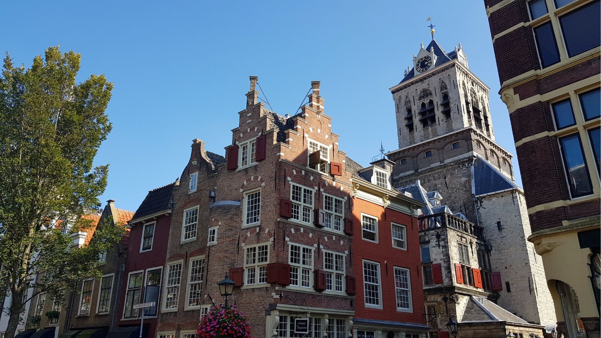 Historisch centrum van Delft met trapgevels en de toren van het stadhuis